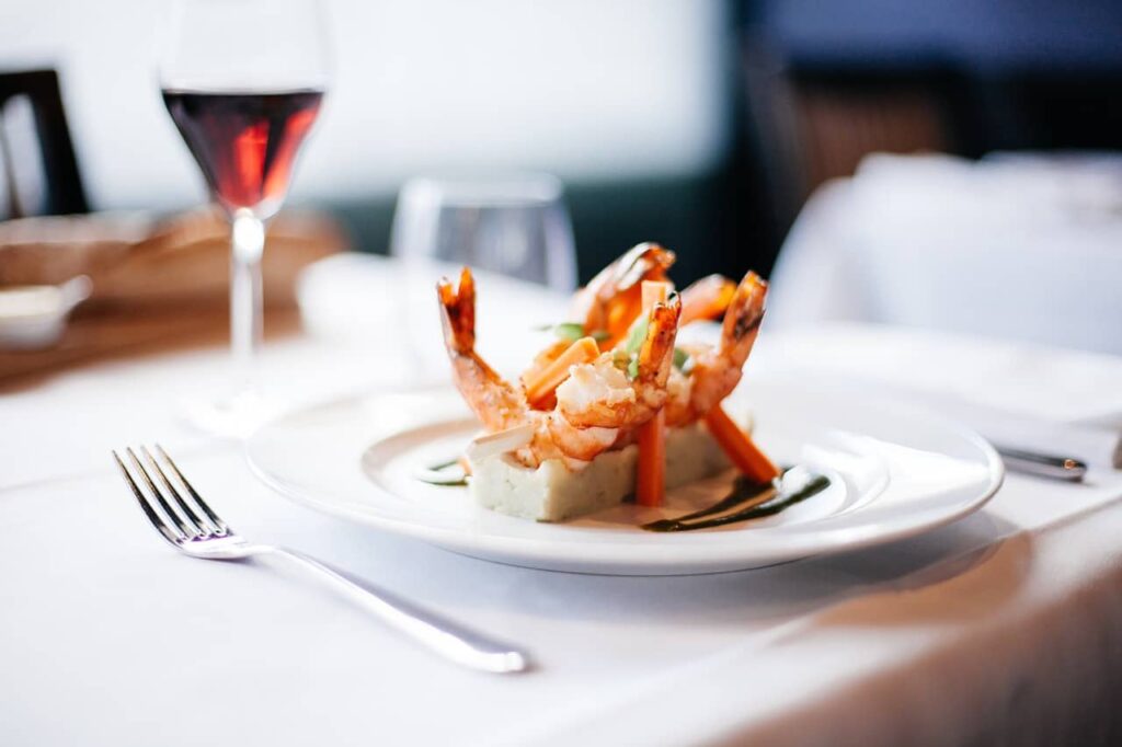 Assiette gastronomique pour la réservation de table et commande en ligne restaurant
